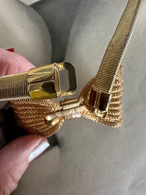 1970s Gold Mesh Bow Tie Stretch Belt Vintage Mesh Buckle Clasp Jewelry 1970s Gold Mesh Bow Tie Stretch Belt Vintage Gold Metal  main image 3