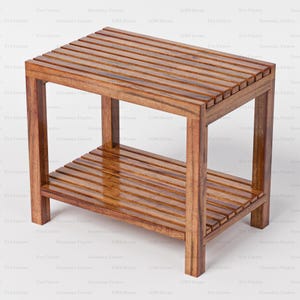 Puede incluir: Un banco de madera con una parte superior de listones y un estante inferior. El banco está hecho de madera de tonos cálidos y tiene forma rectangular. El diseño presenta una estética simple y limpia, adecuada para varios espacios. Mide unos 60 cm de largo.