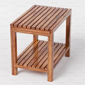 Puede incluir: Una mesa auxiliar de madera con una parte superior de listones y un estante inferior. La mesa está hecha de madera de tonos cálidos y tiene forma rectangular. Las dimensiones son de aproximadamente 61 cm de largo, 30 cm de ancho y 51 cm de alto.