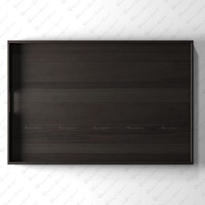 Puede incluir: Una bandeja de servicio rectangular de madera marrón oscuro con una superficie lisa y plana, patrones de grano de madera horizontales y asas laterales integradas. La bandeja tiene un acabado oscuro y un diseño de marco rectangular limpio.