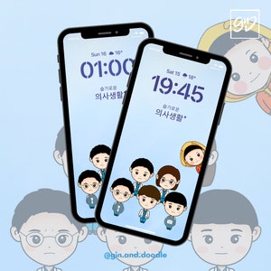 Op de afbeelding: Twee smartphone-schermen met een blauwe achtergrond en cartoonillustraties van mensen die doktersjassen dragen. De tekst op de schermen luidt "슬기로운 의사생활", wat in het Engels "Wise Life of a Doctor" betekent. De tijd op het bovenste scherm is 01:00 en de tijd op het onderste scherm is 19:45.