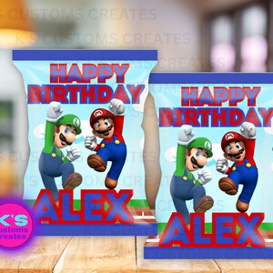 Könnte beinhalten: Zwei Party-Geschenktüten mit einem blauen, roten und weißen Design, das die Figuren Mario und Luigi aus dem Videospiel Super Mario Bros. zeigt. Die Tüten haben den Text "Happy Birthday Alex" aufgedruckt.