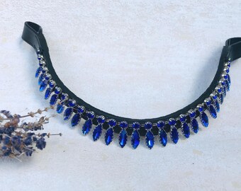 Royal Blue Sapphire Drop Crystal Horse Browband: Czarna skóra, falisty kształt litery U