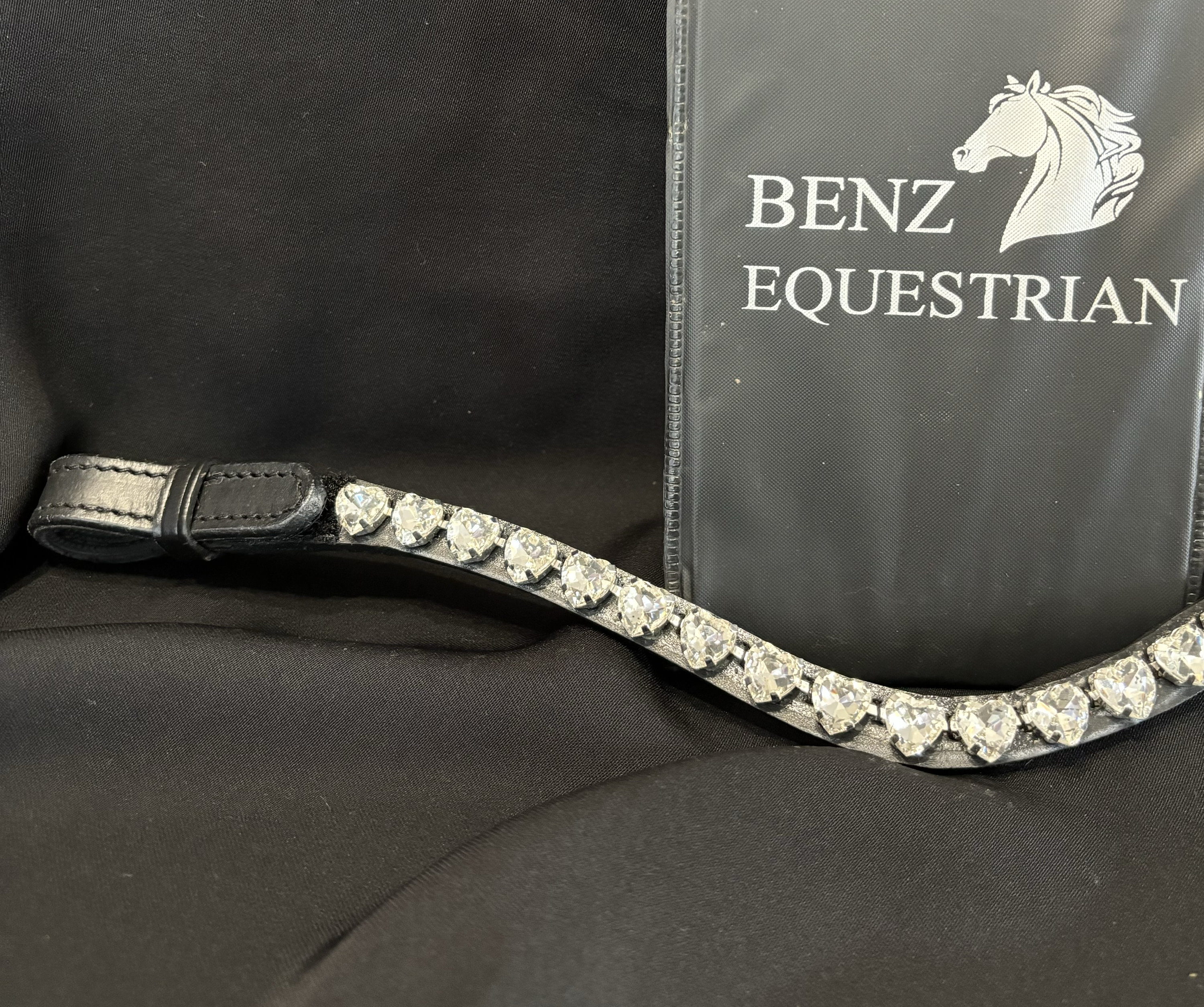 Cwell Equine Frontalino U Shape A 4 File Con Cristalli Trasparenti – Pelle Nera, Misura COB (15")