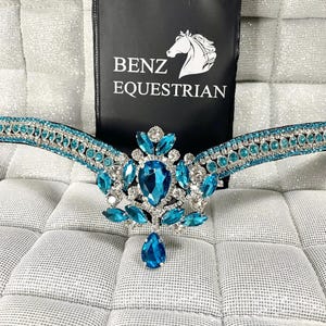 Cabezada de caballo con cristales en forma de lágrima: Azul turquesa, plata, cuero negro, cierre rápido.