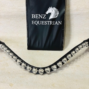 Frontalera de caballo con cristales y corazón de plata: cuero negro, curva en forma de U, cierre rápido y fácil de cambiar.