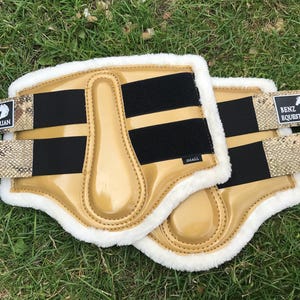 Botas de equitação de pele de cobra dourada: proteção para as pernas com forro de lã