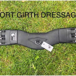 Cincha corta anatómica de cuero con acolchado completo, para doma clásica y concurso completo, sin elástico.