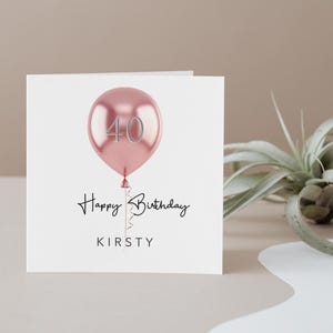 Tarjeta personalizada de 40 cumpleaños para ella: globo rosa grande, nombre y edad.