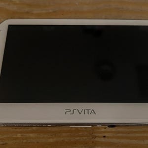 Sony PS Vita 1000 OLED - White - *GREAT* + 8GB Sony Memory Card + Charger