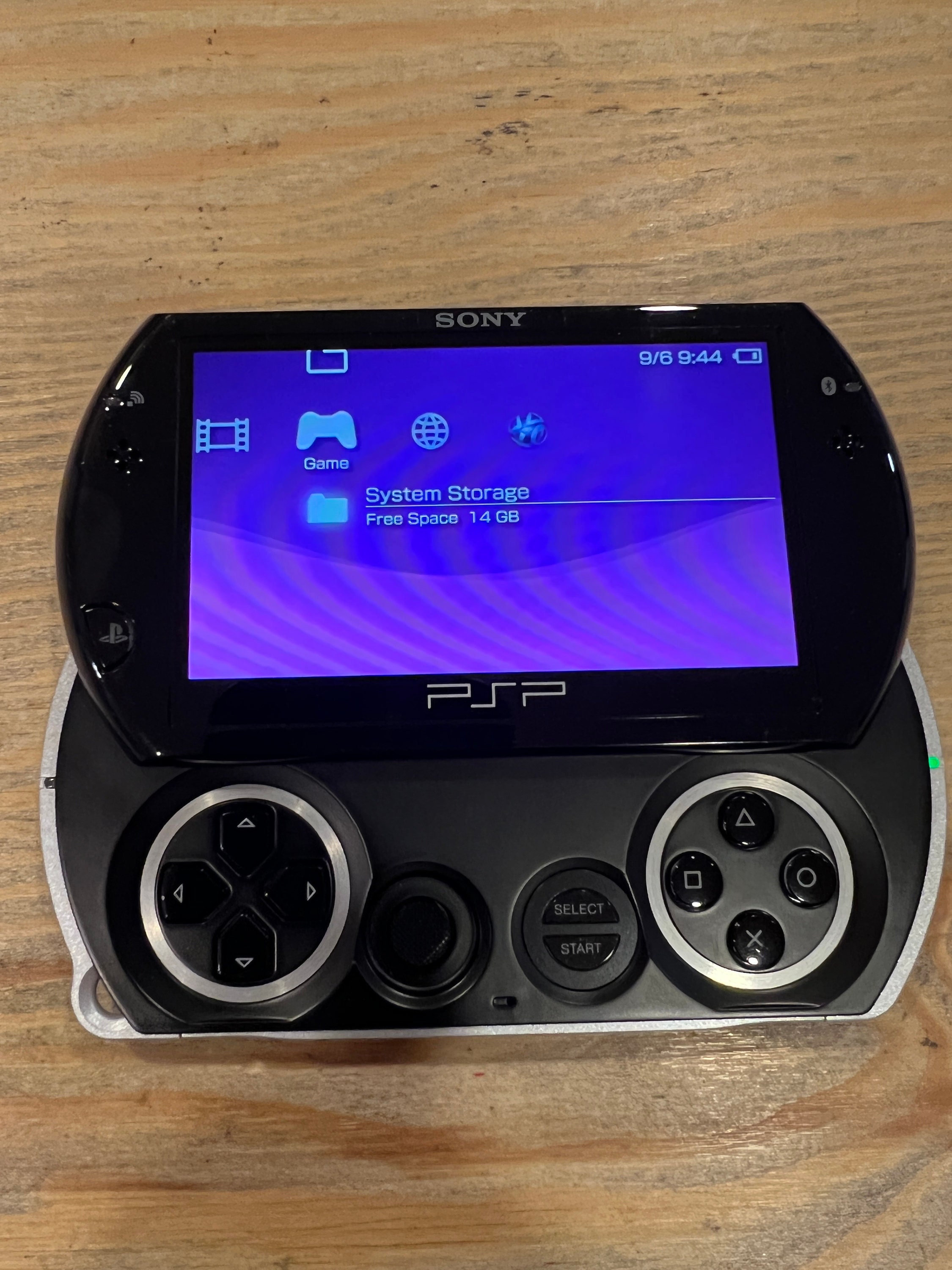 SONY  PSP go (PSP-N1000)