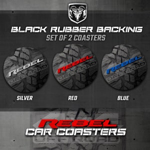 以下が含まれることがあります： タイヤのトレッドパターンをデザインした、黒色のゴム製の車用コースター2枚セット。コースターには「REBEL」の文字が赤、青、銀の文字で書かれています。コースターには「SILVER」、「RED」、「BLUE」のラベルが貼られています。