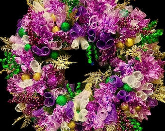 Corona de Mardi Gras XXL de hortensias moradas con adornos de cristal, diseño de máscara de carnaval, decoración glamurosa