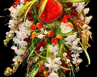 Corona XXL de fresas azucaradas: Flores blancas de tacto real, guirnalda de delfinio artificial para puerta.
