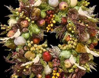 Corona navideña XXL de frutas confitadas por encargo: Magnolia morada y adornos de pájaros con plumas.