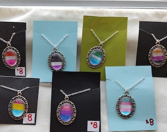 Collares con colgantes de la bandera del orgullo
