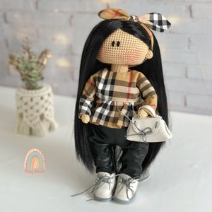 Poupée Claire au crochet - 28 cm - Cheveux noirs, poupée de chiffon, poupée douce unique tricotée à la main, cadeau parfait pour les enfants