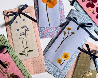 Bookmarks with pressed flowers and stationary paper  - Marcador de livro - buchzeichen - Lesezeichen - Book accessories