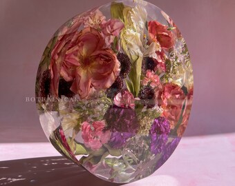 Round resin tray with dried bouquet of flowers - Botanical Art - Resin Tray  - Home Decor - Real flowers - resin board - dried bouquet