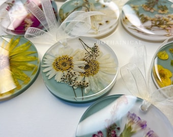 Beige and green resin ornaments with dried flowers - handmade - botanical art - epoxy resin - real flowers - resin art