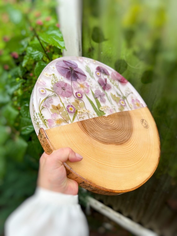 Wood and Resin Board with Dried Flowers - Live Edge - handmade - Trockenblumen - home decor - Epoxy Resin - Poppy Flowers - Mohnblume