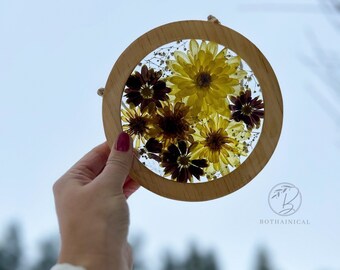 Round wooden frame with resin and dried flowers- Round frame - Trockenblumen - home decor - Epoxy Resin