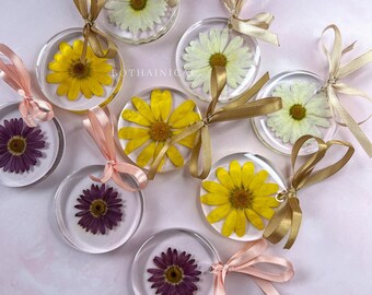 Round ornament with dried flowers and clear resin - Hanging Resin Ornament - Resin and pressed flowers - Dried Flowers - Botanical Art