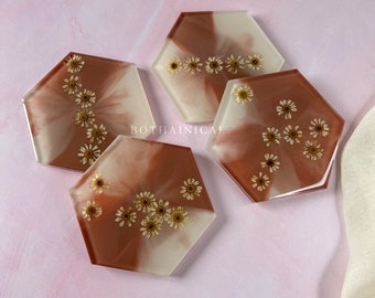 Latte resin chamomile coasters - Handmade - Dried Flowers- Trockenblume - Untersetzer - gift - Home Decor - Holographic - Kamillenblüten