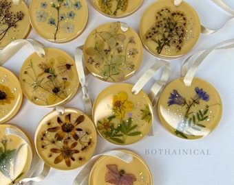Handmade Christmas tree ornaments - Resin and pressed flowers - Dried Flowers - Christmas Decor - Weihnachten Deko - Resin Ornament