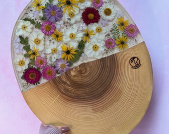 Wooden board with beige resin and dried flowers (cosmos, anemone, hydrangeas, eucalyptus and more) - Botanical Art