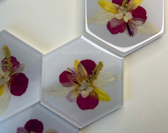 Light gray and white resin coasters with pressed flowers - pressed petals - Trockenblume - Untersetzer - gift - Home Decor - Holographic