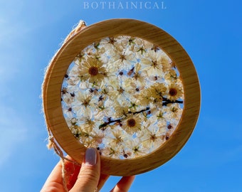 Round wooden frame with resin and dried cherry blossoms flowers- Round frame - Trockenblumen - home decor - Epoxy Resin
