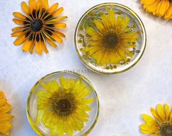 Sunflower paperweight. Paperweights made with dried sunflower and clear resin. Office supplies, Papiergewicht, office accessories