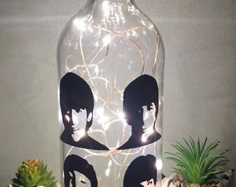 The Beatles design oplichtende fles. Zelfgemaakte decoratieve fles met LED-verlichting