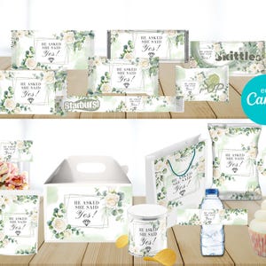 Könnte beinhalten: Ein Satz bedruckbarer Etiketten für Engagement-Partygeschenke mit einem Aquarell-Blumendesign mit weißen Rosen und Grün. Die Etiketten sagen "Er hat gefragt, sie hat ja gesagt!" und sind für die Verwendung auf verschiedenen Partygeschenken konzipiert, darunter Schokoriegel, Taschen, Boxen und Wasserflaschen.