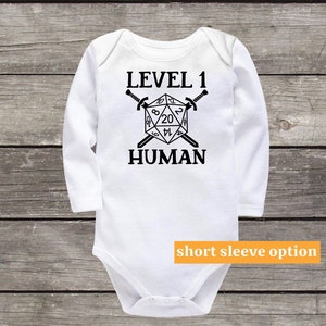 Niveau 1 menselijke babybody, MMO, RPG, twintigzijdige dobbelstenen, grappige babykleding, schattige babyoutfit, hipster, pasgeboren outfit, babyaankondiging afbeelding 3