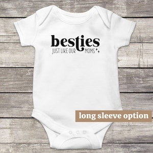 Besties genau wie unsere Mütter Baby Body, BFF Baby Kleidung, Beste Freundin Outfits, Lustige Baby Kleidung, Niedliches Baby Outfit, Baby Ankündigung