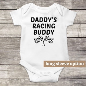 Daddy es Racing Buddy, Racer Baby Bodysuit, Car Racing, Lustige Babykleidung, süßes Baby Outfit, Baby Ankündigung, Race Day, Crawl Walk Race