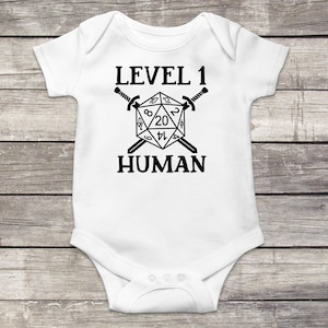 Niveau 1 menselijke babybody, MMO, RPG, twintigzijdige dobbelstenen, grappige babykleding, schattige babyoutfit, hipster, pasgeboren outfit, babyaankondiging afbeelding 2