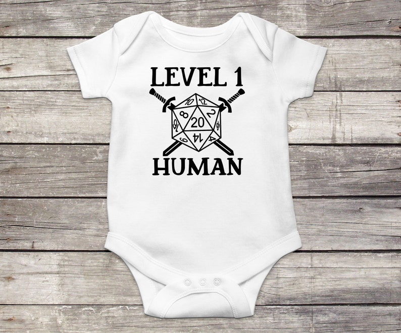 Niveau 1 menselijke babybody, MMO, RPG, twintigzijdige dobbelstenen, grappige babykleding, schattige babyoutfit, hipster, pasgeboren outfit, babyaankondiging afbeelding 2