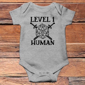 Niveau 1 menselijke babybody, MMO, RPG, twintigzijdige dobbelstenen, grappige babykleding, schattige babyoutfit, hipster, pasgeboren outfit, babyaankondiging afbeelding 4