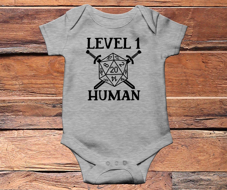 Niveau 1 menselijke babybody, MMO, RPG, twintigzijdige dobbelstenen, grappige babykleding, schattige babyoutfit, hipster, pasgeboren outfit, babyaankondiging afbeelding 4