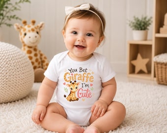 「You Bet Giraffe I’m Cute」PNG、面白い赤ちゃんキリンのデザイン、ベビーロンパースPNG、かわいいサファリ動物、即時ダウンロード