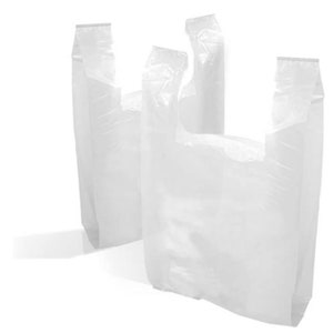Op de afbeelding: Drie witte plastic boodschappentassen, gevouwen en gestapeld op een witte achtergrond.