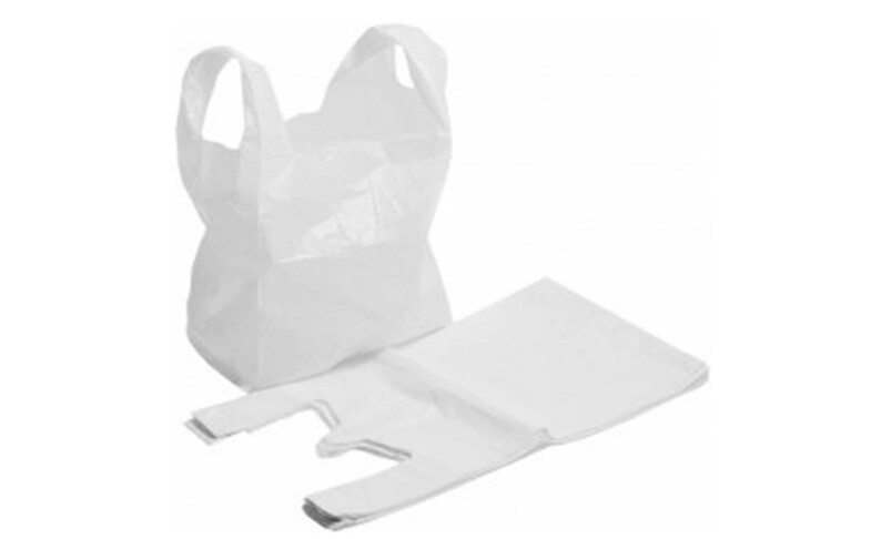 Op de afbeelding: Twee witte plastic tassen, een gevouwen en een staand.