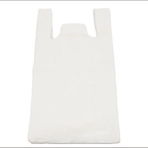 Op de afbeelding: Een witte plastic tas met handvatten.