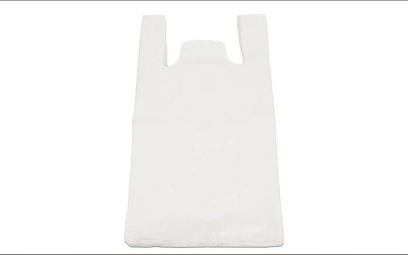 Op de afbeelding: Een witte plastic tas met handvatten.