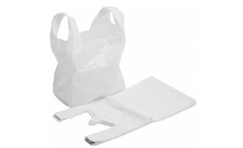 Op de afbeelding: Twee witte plastic tassen, een gevouwen en een staand.