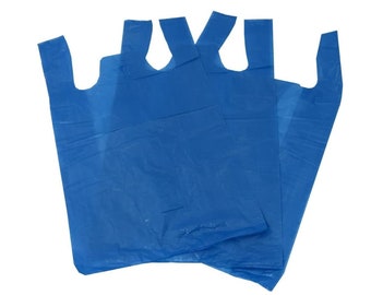 Op de afbeelding: Vier blauwe plastic tassen met handvatten.