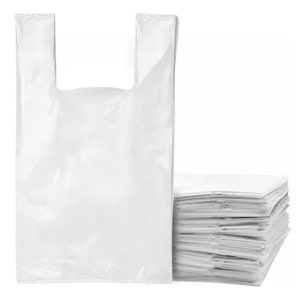 Op de afbeelding: Een stapel witte plastic boodschappentassen. De tassen zijn gevouwen en netjes gestapeld. De tassen zijn gemaakt van dun plastic en zijn doorschijnend.